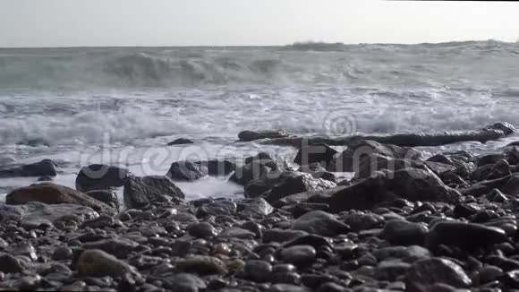 浪在石海岸边视频的预览图
