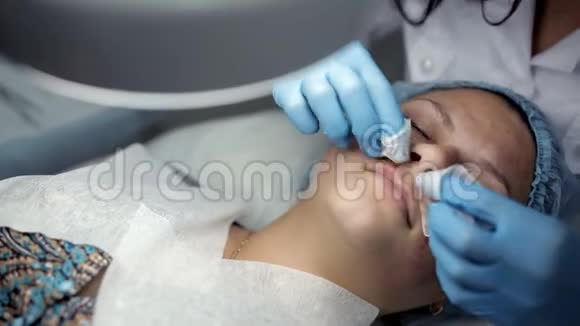 嘴唇部位的面部机械清洁程序视频的预览图