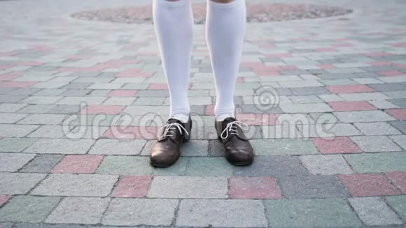 女孩舞蹈独奏爵士摇摆舞舞者的腿特写城市广场上滑稽舞蹈视频的预览图
