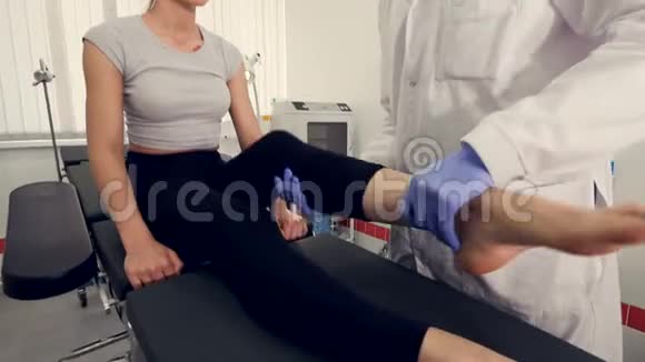 特写镜头男医生检查病人腿部医学预约概念视频的预览图