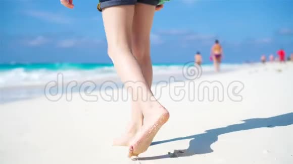 把孩子们的脚贴在沙滩上赤脚行走视频的预览图