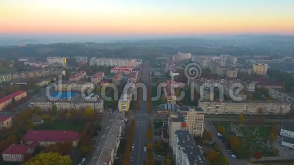 从Drone的鸟瞰有道路和汽车房屋和停车场的城镇视频的预览图