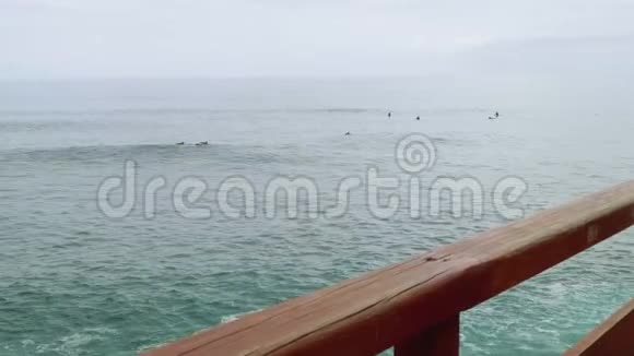 冲浪者在马德拉海岸的大西洋海浪上冲浪视频的预览图