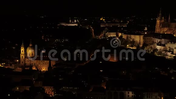 布拉格城堡堡垒4k空中无人机夜间飞行视频的预览图