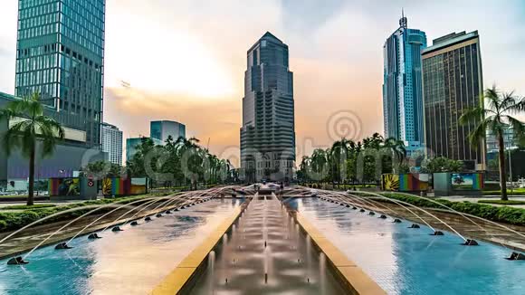 吉隆坡马来西亚2018年5月15日吉隆坡广场44K时间间隔喷泉和公共银行不断膨胀视频的预览图