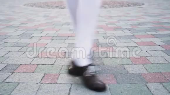 舞者的腿特写循环女孩独舞爵士查尔斯顿舞城市广场上滑稽舞蹈视频的预览图