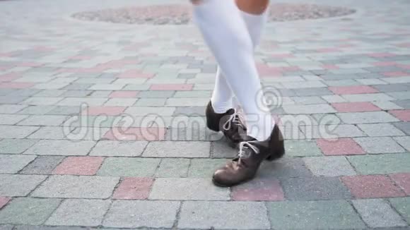 舞者的腿特写循环女孩舞蹈独奏爵士摇摆舞城市广场上滑稽舞蹈视频的预览图