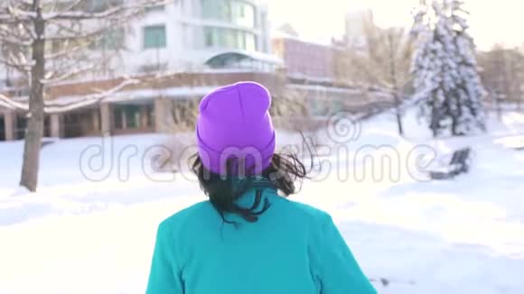 在一个阳光明媚的冬日慢跑背景是城市风景女孩视频的预览图