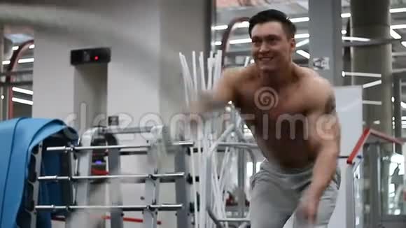 一个在健身房做跳绳运动的人视频的预览图