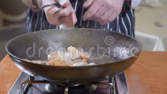 一个厨师的特写准备弗拉姆风格的盘盘慢动作石油和酒精点燃与开放火焰离职视频的预览图