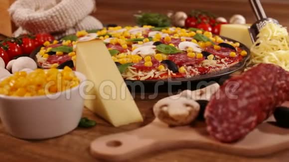 自制美味的披萨在圆形平底锅与配料特写专注于披萨视频的预览图