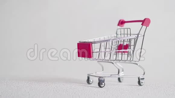 带意大利面的小购物车意大利面掉进了购物篮里视频的预览图