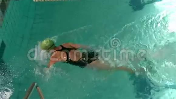 合适的女人在游泳池里转视频的预览图