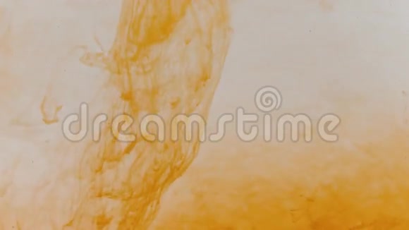 在橙水中加入红色染料视频的预览图