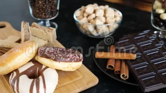 加肉桂棒的黑巧克力放在甜甜圈旁边放在木板上的华夫饼视频的预览图