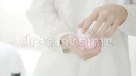 美丽的贴身手部亚洲女士涂抹保湿霜或护肤霜美容产品视频的预览图