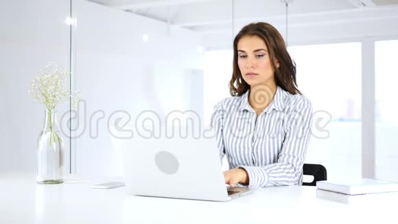 伤心的女人在电脑上工作很多问题视频的预览图