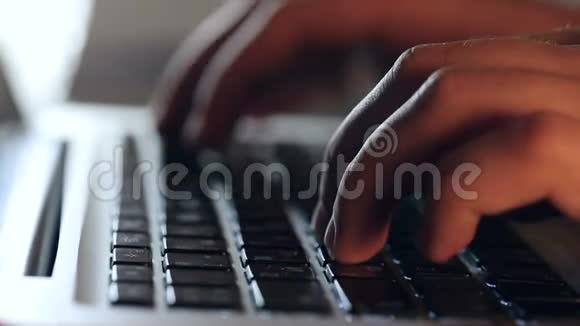 写手在笔记本电脑键盘上打字视频的预览图