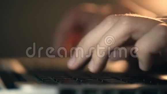 程序员手在笔记本电脑键盘上输入命令视频的预览图