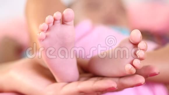 新生婴儿她的脚在妈妈手里视频的预览图