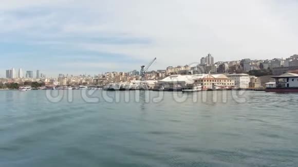 打得慌从海上到大型现代化城市的美丽景色伊斯坦布尔海港博斯普鲁斯号的巡航视频的预览图