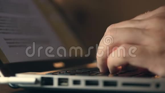 写手在笔记本电脑键盘上打字视频的预览图