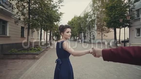 年轻夫妇牵着手女人牵着男朋友跑街视频的预览图