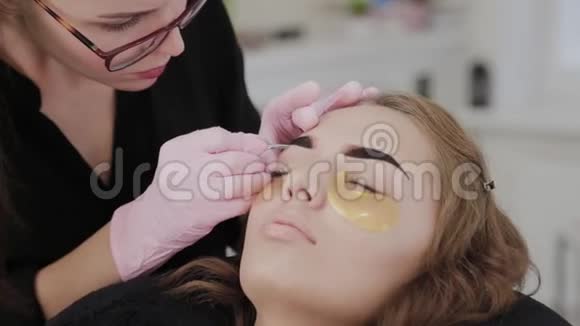 专业化妆师为美容院客户挑眉毛视频的预览图