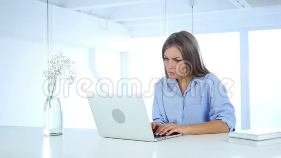 沮丧愤怒的女人在电脑上工作很多问题视频的预览图