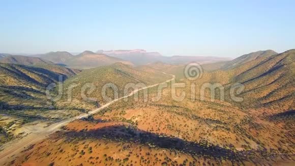 纳米比亚北部空中景观与道路视频的预览图