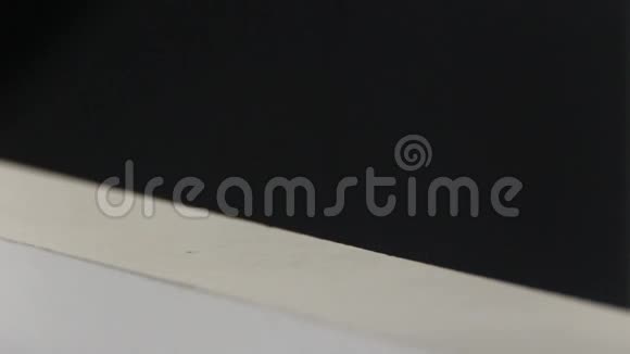 DIY家居木制家具宏观的特写镜头用白色家具用木片板上的一个尖来打孔视频的预览图