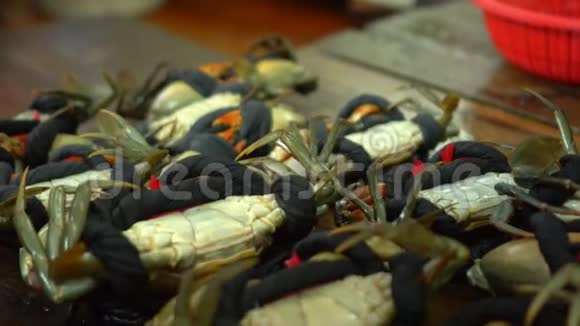 市场柜台上连接的螃蟹越南市场柜台上的新鲜鱼越南的鱼市场黑暗房间视频的预览图