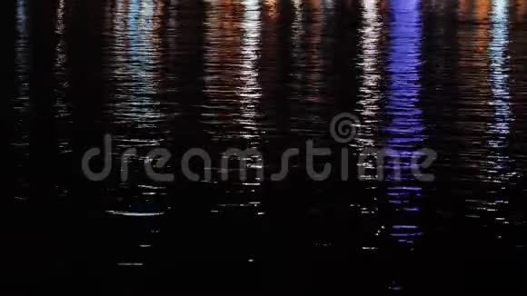 夜晚水中城市灯光的反射视频的预览图