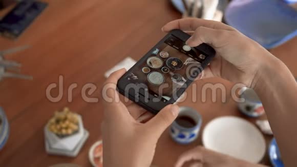在一家餐厅用手机拍照用于社交网络视频的预览图