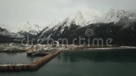 阿拉斯加的大型港口和造船厂视频的预览图