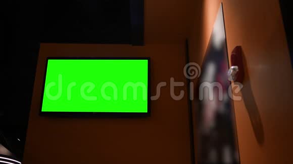 一台绿色屏幕电视机位于现代餐厅供普通的角针拍摄视频的预览图