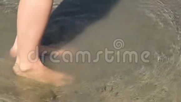 女人脚在沙葱里视频的预览图