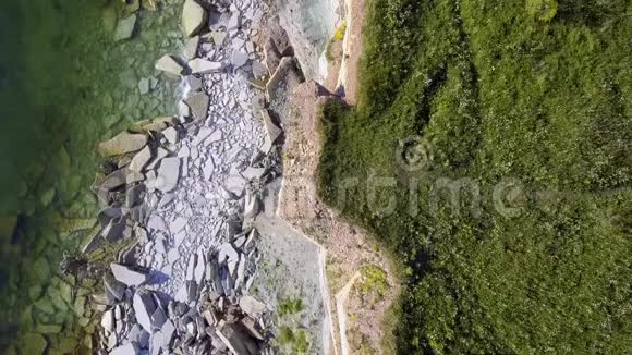 沿海的海岸线的空中景色悬崖上有大石头和绿草视频的预览图