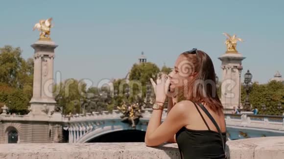 美丽的法国女孩在巴黎观光旅行视频的预览图
