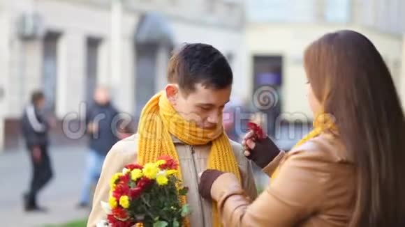 可爱的年轻夫妇走在老利沃夫的街道上视频的预览图