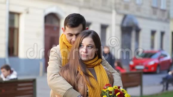 可爱的年轻夫妇走在老利沃夫的街道上视频的预览图