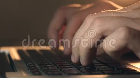程序员手在笔记本电脑键盘上输入代码视频的预览图