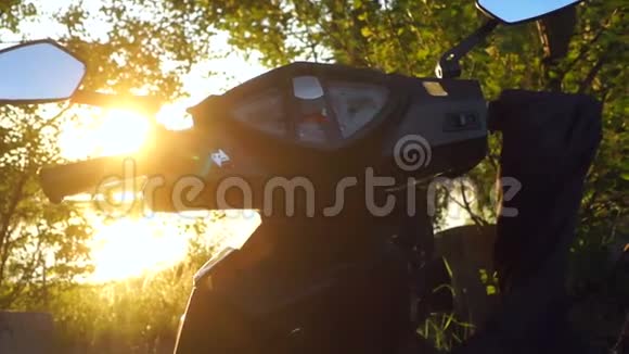 汽车摩托车太阳视频的预览图