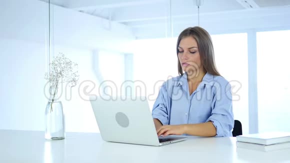 伤心的女人在电脑上工作很多问题视频的预览图