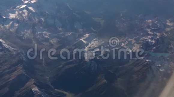 飞越山脉视频的预览图