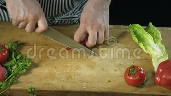 厨师专业用厨师刀切制辣椒视频的预览图