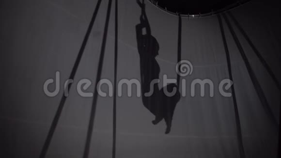 一个女孩在吊床上摇摆的影子视频的预览图
