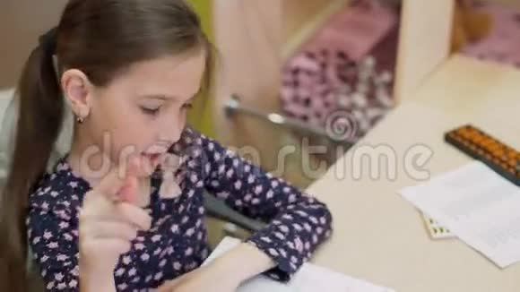 一个8岁的女孩在家学习心算视频的预览图