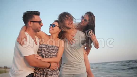 在风和日丽的海边一群疯狂的托摩西微笑的年轻人在一起度过时光视频的预览图