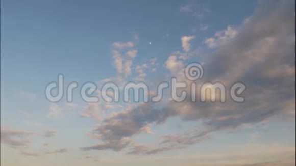 日落时美丽的云彩在河上视频的预览图